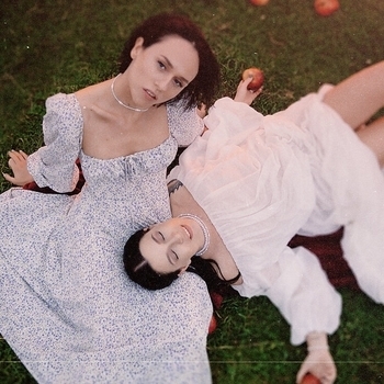 Яблоко (Саундтрек из сериала «Первокурсницы») (2 сезон)